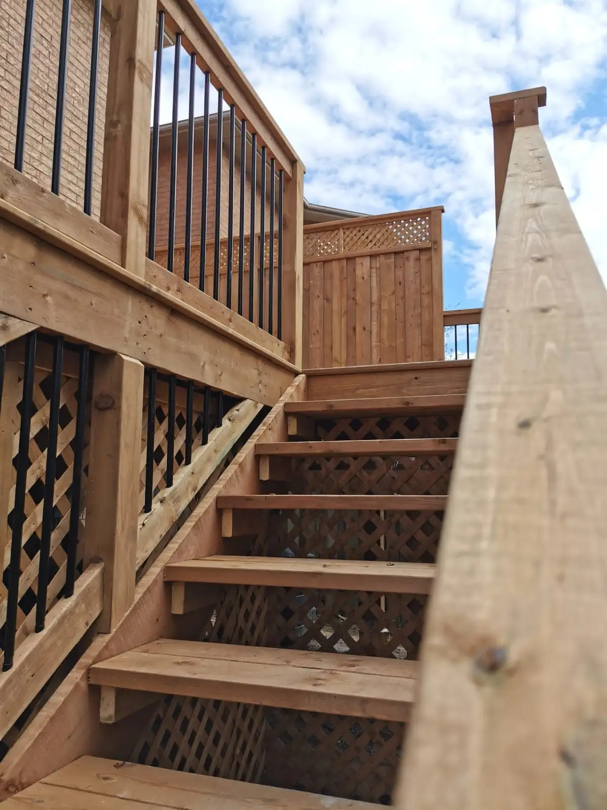 Creating the Perfect Outdoor Oasis: Benefits of a Custom Deck